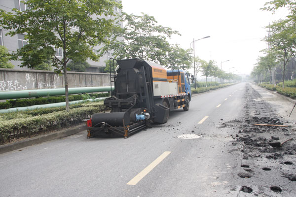 热风式路面养护车