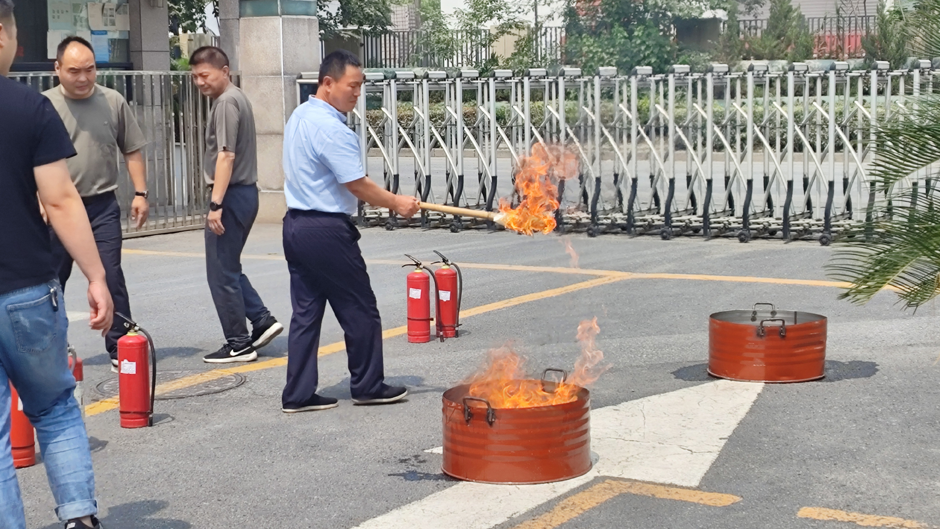 筑牢安全防线，消防演习显成效